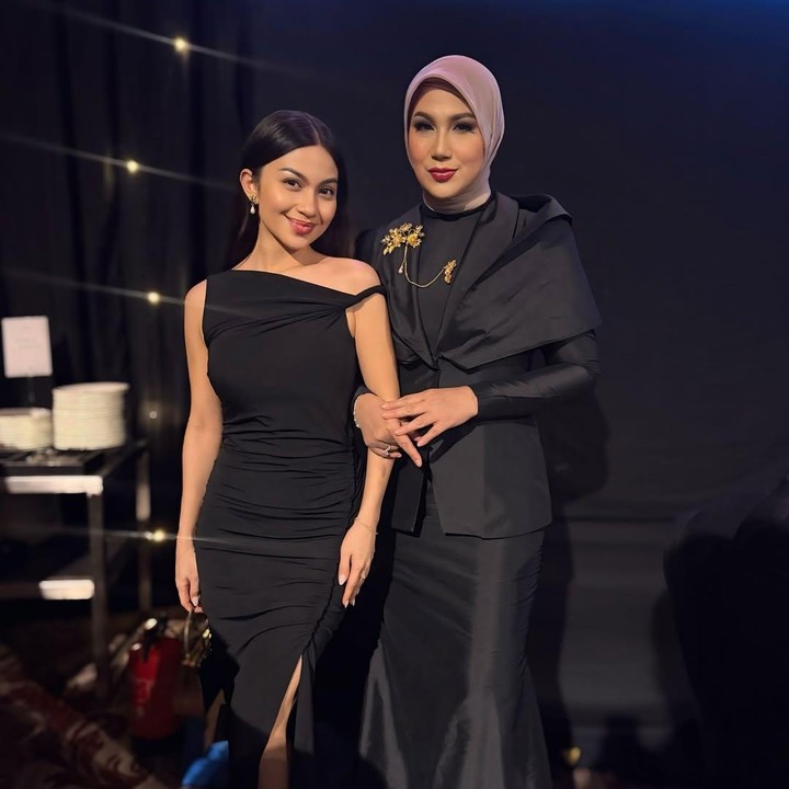 <p>Marini juga mengunggah foto berduanya bersama Ariel Tatum. Momen ini terbilang langka lantaran Marini belum pernah mem-posting foto Ariel Tatum setelah resmi menjadi kekasih putranya. Dalam unggahan ini, beberapa netizen memuji paras cantik Ariel dan Marini. "<em>MasyaAllah</em> calon mantu dan calon mertua cantiknya." tulis akun @he***. "<em>Masyaallah</em> Calon mantu dan calon mertua cantik banget," ujar @ic***. (Foto: Instagram @marinizumarnisreal)</p>