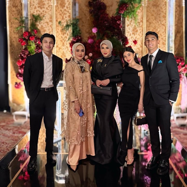 <p>Baru-baru ini, sang bunda, Marini membagikan momen kebersamaannya dengan sang putra dan Ariel Tatum. Ketiganya kompak mengenakan baju bernuansa warna hitam saat menghadiri pesta pernikahan. (Foto: Instagram @marinizumarnisreal)</p>