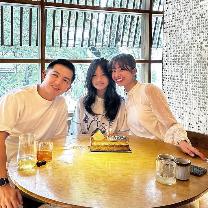 <p>Keduanya belum lama ini tampil bersama saat menghadiri acara wisuda sang putri bernama Naara Ellyna Tirtajaya. Seperti yang diketahui, Naara telah menyelesaikan masa pendidikan sekolah dasarnya, Bunda. (Foto: Instagram@lizaellyp)</p>
