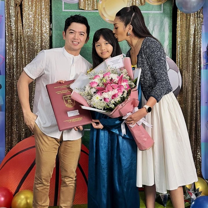 <p>Momen bahagia itu juga dibagikan langsung oleh Liza melalui beberapa foto yang diunggah di akun Instagram pribadinya. “Daddy dan Bunda sangat bangga padamu Naara Ellyna Tirtajaya,” tulis Liza, dikutip dari laman <em>Instagram@lizaellyp,</em> Senin (23/6/2025). (Foto: Instagram@lizaellyp)</p>