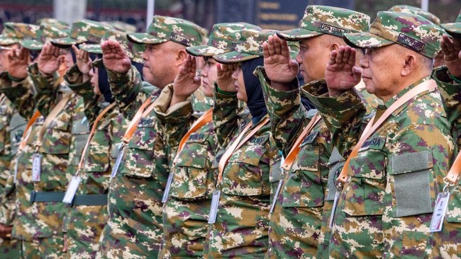 Komisi II DPR mengingatkan sanksi bagi kepala daerah yang bepergian ke luar negeri selama libur Lebaran. Sanksi diatur dalam peraturan dan undang-undang.