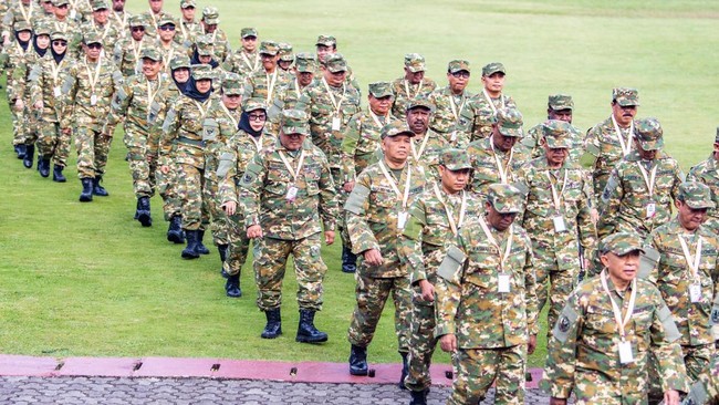 Anggota DPR Indrajaya mendorong evaluasi program retret setelah OTT KPK terhadap kepala daerah. Dia menilai ini menunjukkan kegagalan pembinaan kepemimpinan.