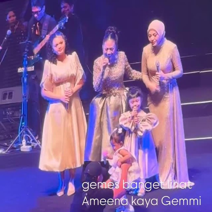 <p>Bukan kali ini saja Ameena tampil di atas panggung konser sang nenek, Bunda. Saat usianya belum genap dua tahun, Ameena sudah berani tampil di panggung menemani ibunda dan neneknya bernyanyi. Saat itu, Ameena dan Aurel menjadi tamu spesial di konser Krisdayanti yang bertajuk <em>Konser Semesta</em> 2023. (Foto: Instagram @aurelie.hermansyah)</p>