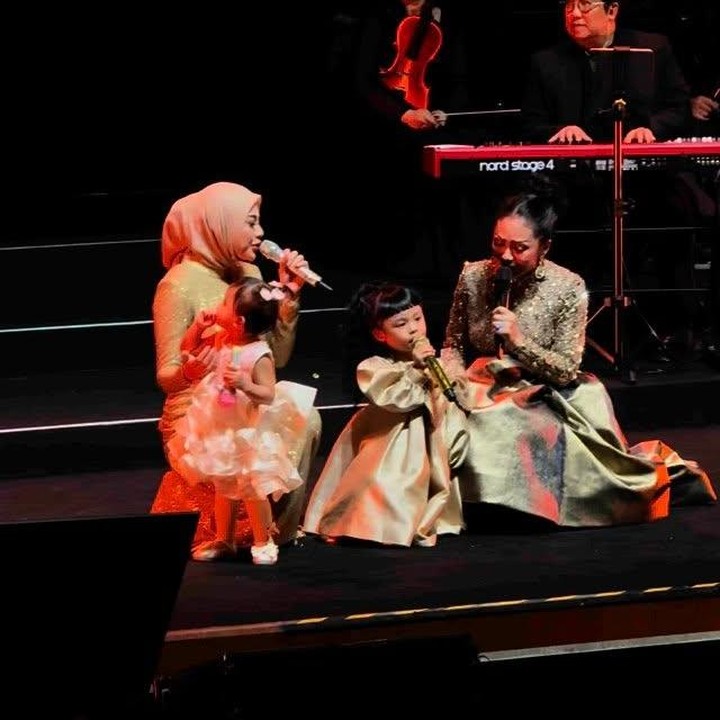 <p>Anak kedua Aurel, Azura, juga ikut naik ke panggung. Azura terlihat menemani sang Bunda dan kakaknya yang menjadi bintang tamu spesial di konser sang diva. (Foto: Instagram @aurelie.hermansyah)</p>