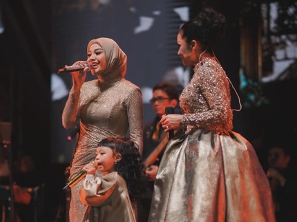 Momen Hangat Krisdayanti Ajak Aurel dan Ameena Nyanyi Satu Panggung, Ini 5 Potretnya
