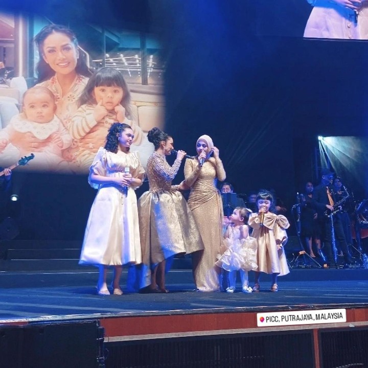<p>Penyanyi Krisdayanti berhasil menggelar konser megah di Kuala Lumpur, Malaysia, pada 22 Juni 2025. Dalam konser ini, Krisdayanti turut mengajak kedua putrinya, Aurel dan Amora, serta cucunya Ameena, untuk bernyanyi bersama di atas panggung. (Foto: Instagram @aurelie.hermansyah)</p>