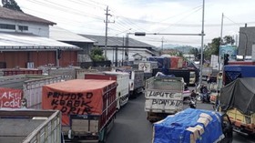Demo Sopir Truk di Dishub Jateng, Jalan Pantura Semarang Macet