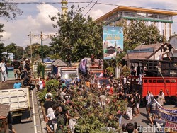 Demo ODOL, Ratusan Sopir Truk Geruduk DPRD NTB