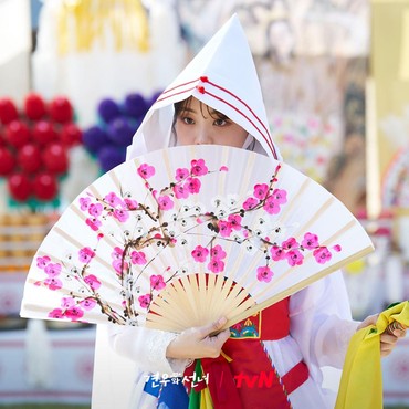 Sinopsis 'Head Over Heels', Drama Korea yang Sajikan Kisah Cinta Pertama Dukun Muda