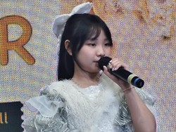 Etenia Croft Bikin Penonton Meleleh Lewat Mini Konser Bersinar