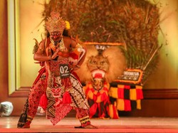 Meski Langit Menangis, Reog Tetap Menari di Alun-alun Ponorogo