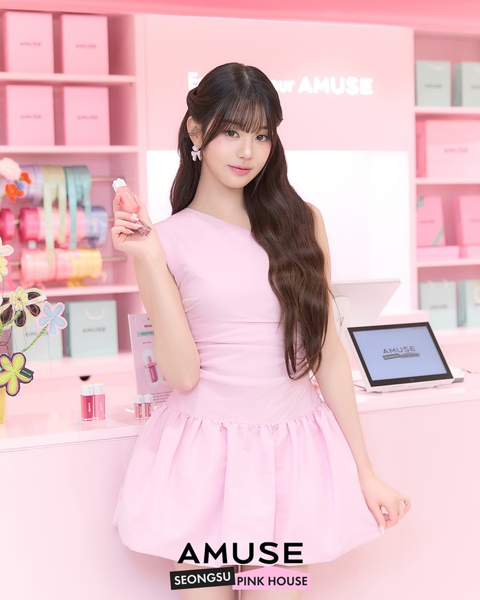 Jang Wonyoung IVE kembali membuktikan bahwa julukan ‘It Girl’ dari generasi keempat memang cocok untuknya. Pasalnya, ia sekali lagi menjadi perbincangan hangat di jagat maya berkat penampilannya yang menawan./ Foto: instagram.com/amuse