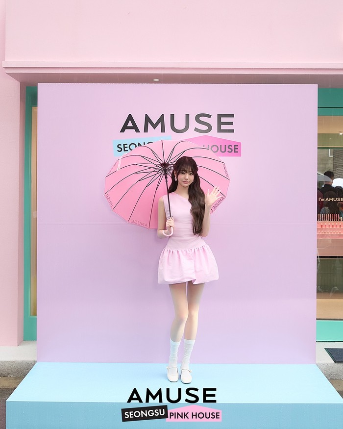 Kehadiran sang idol dalam balutan serba merah muda pun sontak menjadi pusat perhatian. Banyak yang setuju kalau pemilik zodiak Virgo dengan tinggi badan 173 cm itu tampak seperti seorang putri./ Foto: instagram.com/amuse