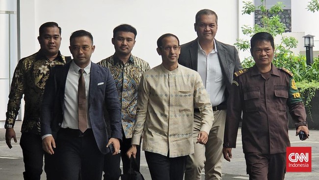 Eks Mendikbud Nadiem diperiksa Kejagung terkait kasus korupsi pengadaan Chromebook. Ia hadir dengan tim hukum dan tidak memberikan komentar saat akan masuk.