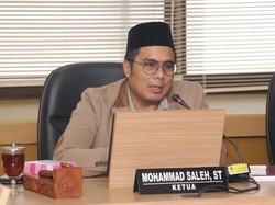 Jurus M Saleh Bantu Siswa Miskin di Jateng: Ganti Sepatu Jebol-Susu Gratis
