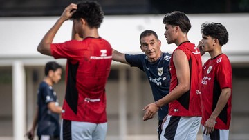 Sorotan Dunia Olahraga CNN Sport : Demi Timnas Indonesia di Piala AFF U-23: Vanenburg Tidur Jam 5 Pagi