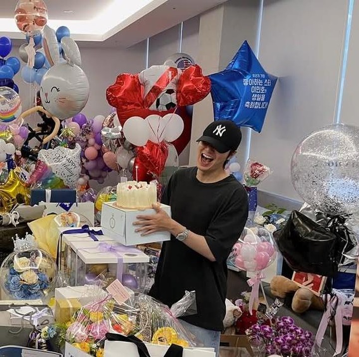 Hadiah dari para penggemar tersebut tampak memenuhi satu ruangan disertai dengan kue ulang tahun. (Foto: Instagram @actorleeminho)
