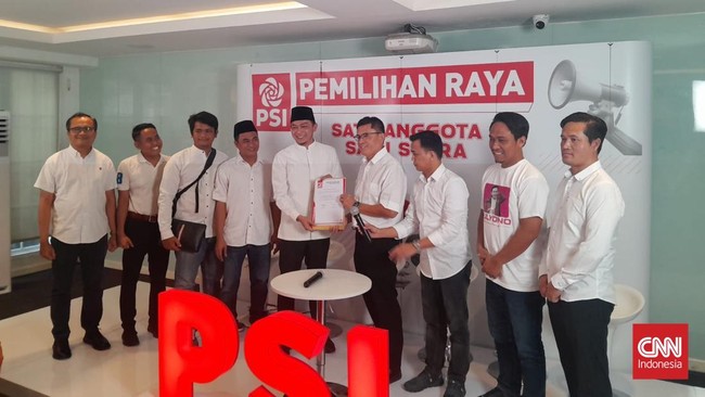 Mantan Ketum PMII Agus Mulyono Herlambang mendaftar sebagai calon ketua umum PSI, didukung enam DPW dan 24 DPD. Ia menunggu keputusan Jokowi sebelum mendaftar.