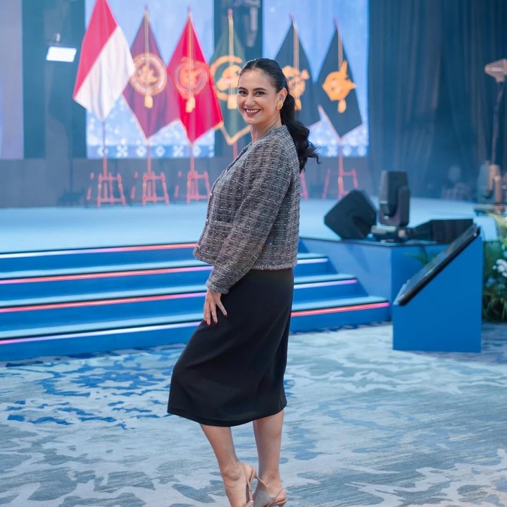 <p>Pada tahun 2024, artis Marissa Nasution menyelesaikan pendidikan magisternya alias S2 di bidang psikologi. Sebelumnya, Marissa telah lebih dulu lulus dalam program Psikologi Industri dan Organisasi di Aventis School of Management, Singapura. Keputusan Marissa untuk mengambil jurusan kuliah psikologi mendapat dukungan penuh dari suaminya, Benedikt Brueggemann. Sejak menikah dan memiliki dua anak, Marissa memang sudah jarang tampil di layar kaca. Saat ini, ia diketahui menetap di Singapura bersama suami dan dua anaknya. (Foto: dok Instagram marissaln)</p>