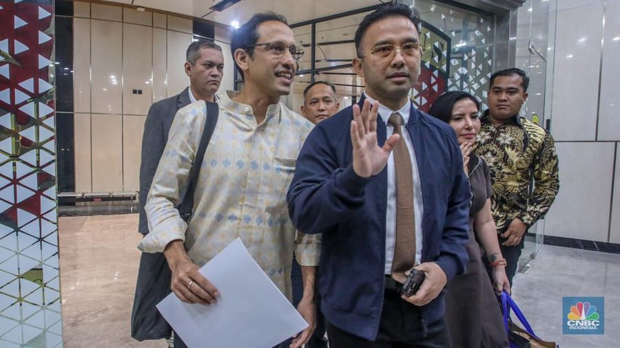 Mendikbudristek periode 2019-2024 Nadiem Makarim memberikan keterangan usai menjalani pemeriksaan di Gedung Pidsus, Kejaksaan Agung (Kejagung), Jakarta, Senin (23/6/2025). (CNBC Indonesia/Faisal Rahman)
