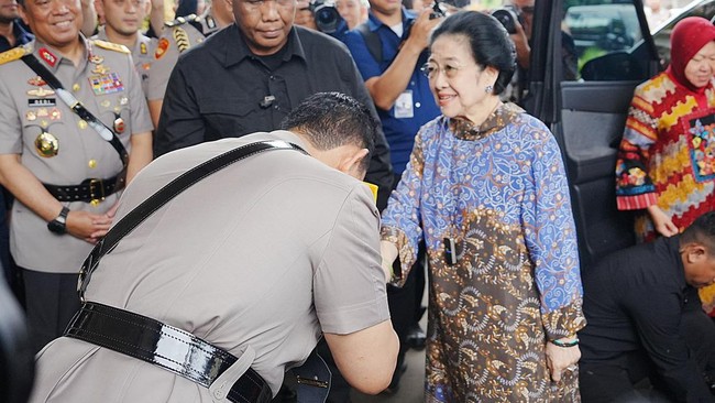Kapolri Cium Tangan Megawati saat Bertemu di Ulang Tahun Istri Hoegeng Kapolri Jenderal Listyo Sigit bertemu Megawati Soekarnoputri di kediaman Mery Hoegeng, istri mendiang Jenderal (Purn) Hoegeng Iman Santoso, di Depok, Jabar.