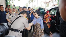 Kapolri Cium Tangan Megawati saat Bertemu di Ulang Tahun Istri Hoegeng