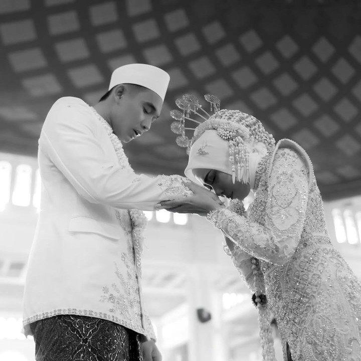 <p>Hal itu dibagikan langsung oleh Rizky melalui beberapa momen akad nikah yang diunggah di akun Instagram pribadinya.<em> “Alhamdulillah</em>, SAH,” tulis Rizky, dikutip dari laman<em> Instagram@rizkyridhoramadhani,</em> Senin (23/6/2025). (Foto: Instagram@rizkyridhoramadhani/@sendyauliaaa)</p>