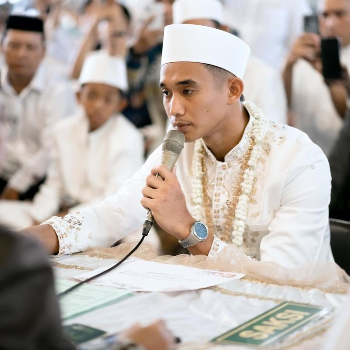 <p>Kabar bahagia datang dari pemain sepak bola Rizky Ridho yang kini telah berganti status menjadi suami sang pujaan hati, Sendy Aulia. Rizky diketahui resmi menikah pada Minggu (22/6/2025). (Foto: Instagram@rizkyridhoramadhani/@sendyauliaaa)</p>