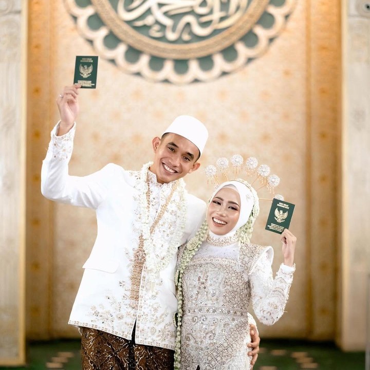 <p>Keduanya yang tampil mengenakan busana pengantin serba putih itu terlihat begitu semringah. Mereka pun menampilkan senyuman lebar ketika memamerkan buku nikah. (Foto: Instagram@rizkyridhoramadhani/@sendyauliaaa)</p>