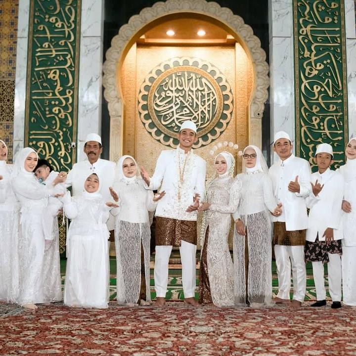 <p><em>Postingan</em> itu pun langsung diramaikan komentar netizen yang turut bahagia memberikan ucapan selamat dan doa untuk keduanya. <em>“Barakallahu laka wa baarakaa alaika wa jama’a bainakumaa fii khoir</em>, selamat menunaikan ibadah panjang penuh barokah gengs,” tulis akun <em>@choirini****.</em> “<em>Alhamdulillah</em> selamat yaaa Ridho... <em>Barakallah</em> semoga menjadi keluarga Sakinah mawaddah warohmah,” tulis <em>@nasution.****. </em>(Foto: Instagram@rizkyridhoramadhani/@sendyauliaaa)</p>