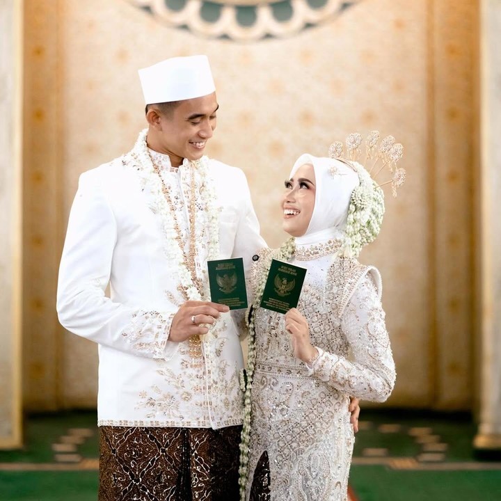 <p>Rizky dan sang istri tampaknya tak bisa menyembunyikan perasaan bahagia mereka. Bagaimana tidak? Keduanya berhasil melangkah ke jenjang pernikahan setelah menjalani hubungan selama delapan tahun, Bunda. (Foto: Instagram@rizkyridhoramadhani/@sendyauliaaa)</p>