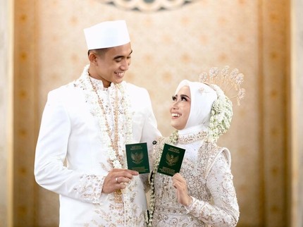 Pesepak Bola Rizky Rydho Resmi Menikah, Intip 5 Potret Romantisnya Bersama Istri