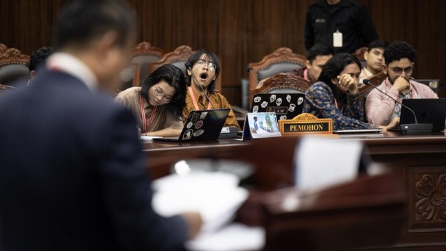 Tak Ada Legal Standing Ketua Komisi I DPR minta MK tolak uji formil UU TNI dari mahasiswa dan koalisi sipil karena menilai penggugat tak memiliki kedudukan hukum yang sah.
