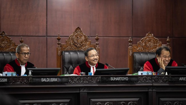 Hakim MK Puji Menhan dan Menkum Hadiri Sidang Gugatan UU TNI Hakim MK Arief Hidayat memuji kehadiran Menhan hingga Menkum mewakili pemerintah dalam sidang uji formil UU TNI.