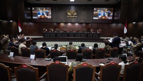 FOTO: Menkum dan Menhan Hadiri Sidang Gugatan UU TNI di MK
