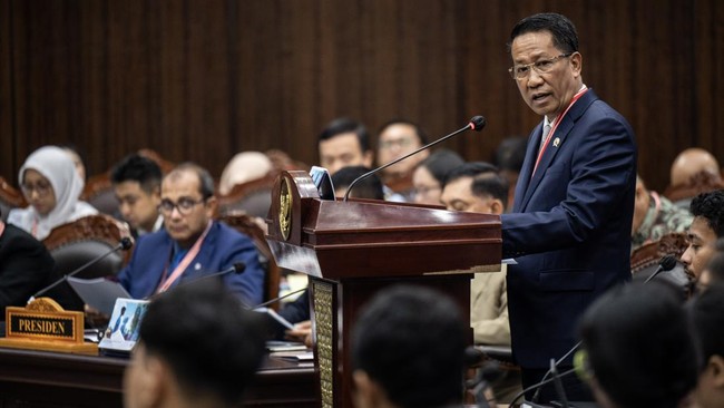 Menteri Hukum Supratman Andi Agtas mewakili pemerintah hadir di ruang pleno Mahkamah Konstitusi dalam sidang lanjutan lima perkara uji formal UU TNI.