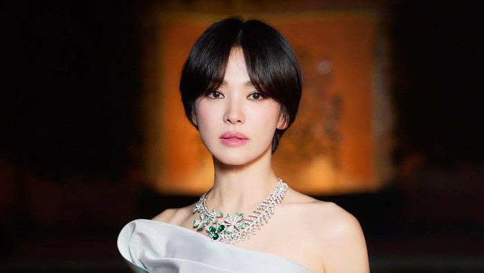 img-title Intip Gaya Elegan Song Hye Kyo Pakai Gaun Pink hingga Baby Blue di Potret Terbaru, Bikin Terpesona!