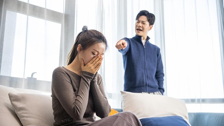 Suami istri bertengkar