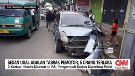 VIDEO: Sedan Ugal-ugalan Tabrak Pemotor, 5 Orang Terluka