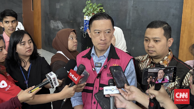 Mantan Menteri Perdagangan Tom Lembong menilai pentingnya kehadiran Jokowi dalam sidang kasus korupsi impor gula. Ahli hukum mendukung permintaan tersebut.