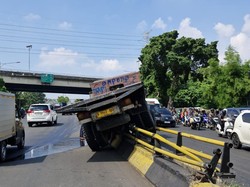 Truk Oleng hingga Tabrak Pembatas Jalan di Grogol Jakbar