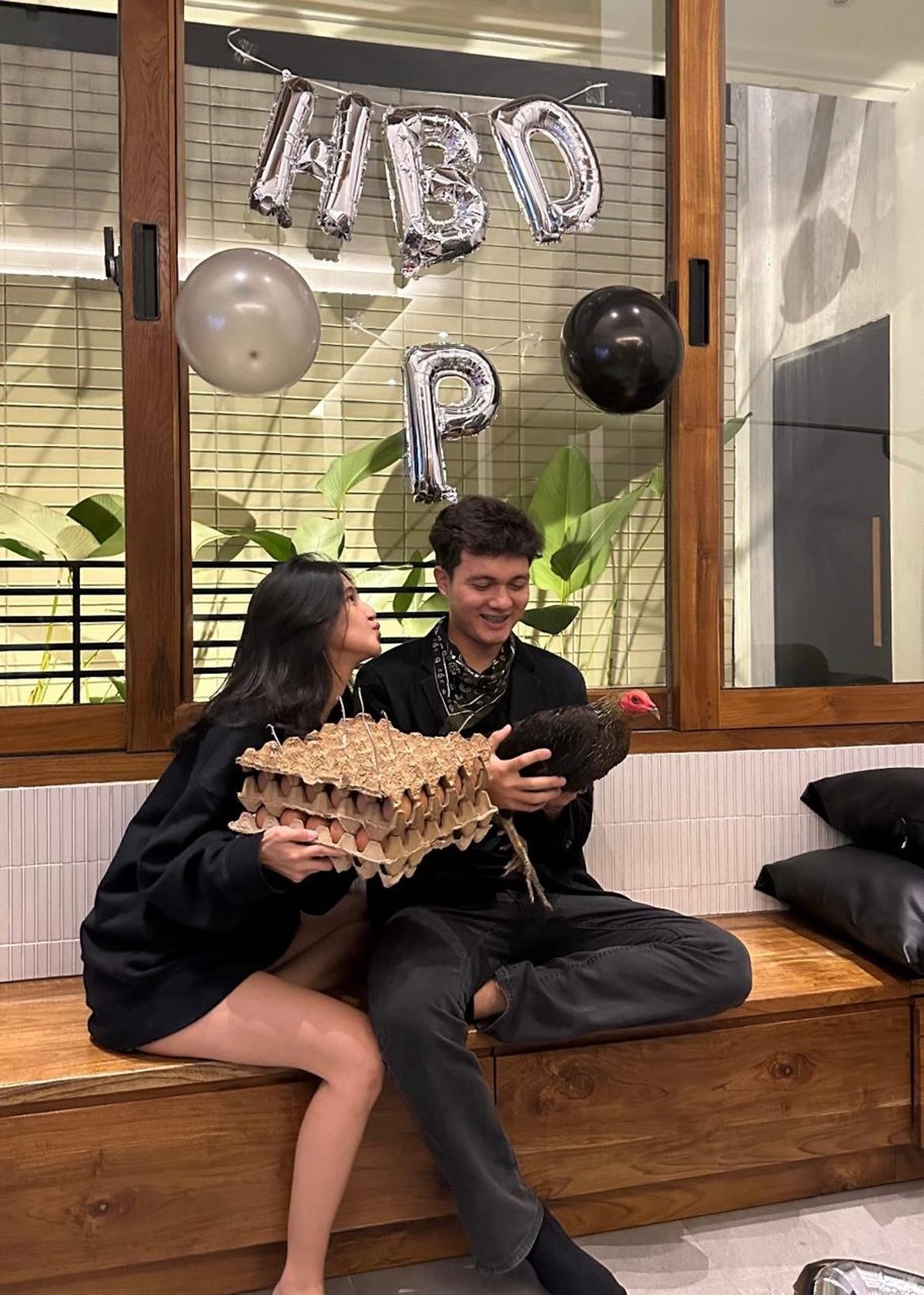 Ulang tahun Nyoman Paul&comma; dapat kejutan spesial dari Keisya Levronka