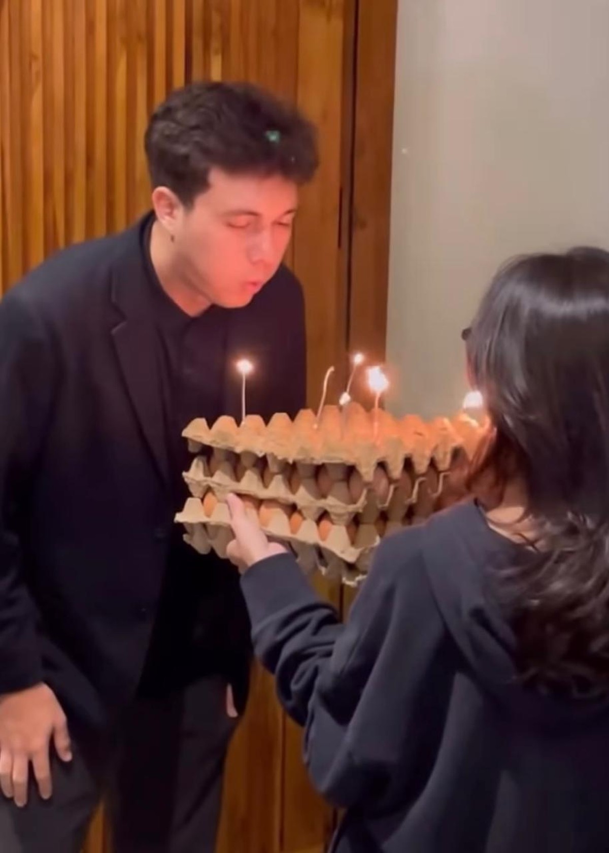 Ulang tahun Nyoman Paul&comma; dapat kejutan spesial dari Keisya Levronka