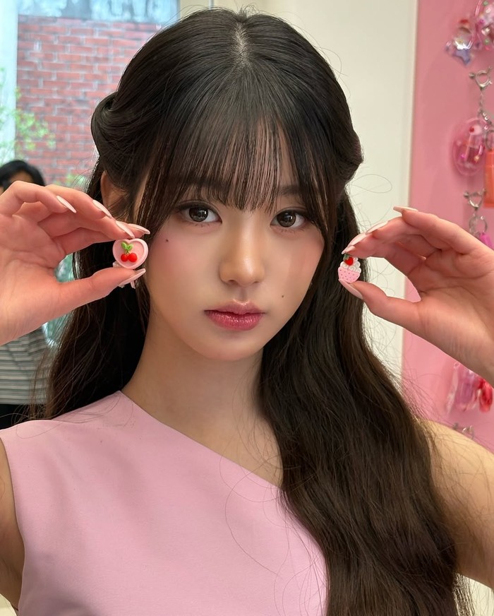 Ya, artis Korea kelahiran tahun 2004 satu ini ikut menghadiri grand opening AMUSE Seongsu Flagship Store yang diberi nama ‘PINK HOUSE’ di Yeonmujang-gil, Seongdong-gu, Seoul, Korea Selatan pada Sabtu, (21/6/2025)./ Foto: instagram.com/for_everyoung10