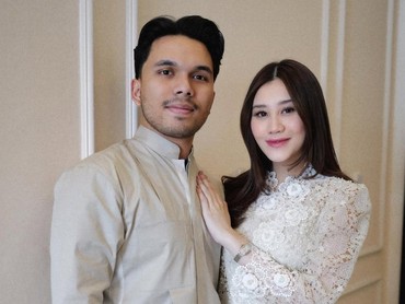 img-title Sempat Ditutupi, Wajah Anak Thariq dan Aaliyah Tak Sengaja Terlihat di Publik