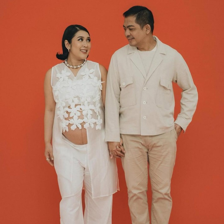 <p>Ade Govinda dan sang istri Indiarisa tengah deg-degan tak sabar menanti kelahiran anak pertama mereka. Sebelum hari persalinan tiba, Ade dan istri tak lupa menjalani sesi maternity shoot untuk mengenang momen kehamilan pertama ini. Foto: Instagram @adegovinda</p>