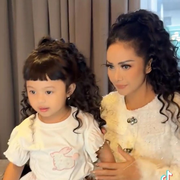 <p><em>Postingan</em> itu pun tentunya menuai beragam komentar. Bahkan, ada netizen yang mengatakan Ameena bak anaknya Krisdayanti. “Lebih KD dari anaknya KD,” tulis akun <em>@theonlyadd**.</em> “Fix ini maaah anak Krisdayanti,” tulis akun <em>@lika.wa**.</em> (Foto: TikTok@aureliehermansyahatta)</p>
