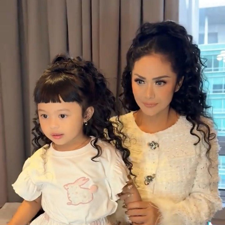 <p>Melihat sang cucu yang sudah siap dengan gaya rambutnya, Krisdayanti pun tampak terkejut dengan tingkah laku Ameena yang begitu menggemaskan ketika merapikan rambutnya di depan kaca.  (Foto: TikTok@aureliehermansyahatta)</p>