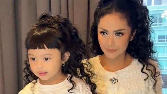Enggak Mau Kalah, Potret Ameena Ingin Punya Gaya Rambut Sama dengan Krisdayanti