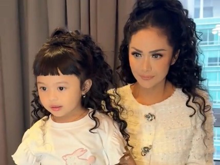 Enggak Mau Kalah, Potret Ameena Ingin Punya Gaya Rambut Sama dengan Krisdayanti